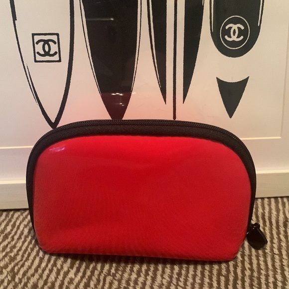 CHANEL COSMETIC/MAKEUP BAG MINI/SMALL. The perfect fit for your travel needs. - Picture 3 of 9